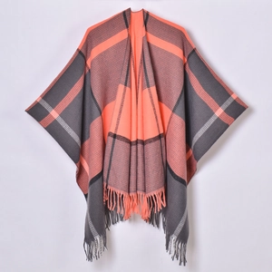 Detailaufnahme von orange-grauem Karomuster auf einem Fransenschal mit Jacquard-Struktur