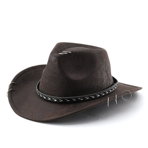 Chapeau de cowboy marron foncé en daim avec anneaux métalliques argentés décoratifs