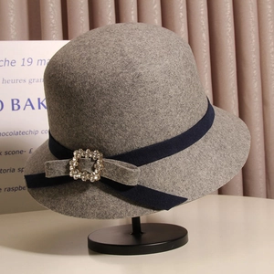 Détail du chapeau cloche en laine avec boucle carrée en strass sur ruban marine