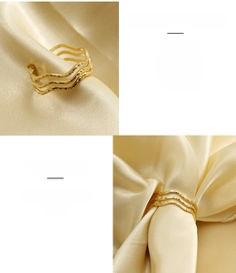 Vue détaillée de la bague en acier inoxydable doré 18 carats avec texture ondulée triple