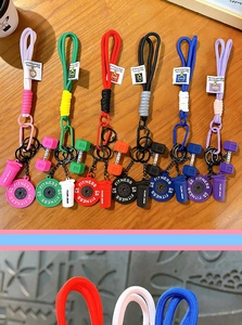 Set de llaveros de fitness coloridos con dijes de mancuernas y discos de silicona.