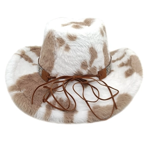 Détail du chapeau de cowboy en peluche à motif vache avec bande décorative marron