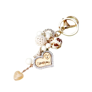 Porte-clés cœur en bois avec perles blanches et boules tissées sur anneau doré