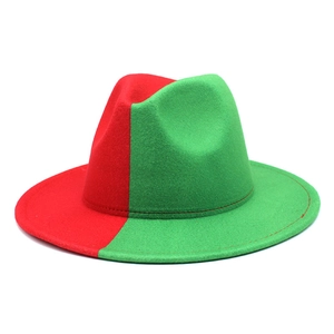 Détail d'un chapeau fedora bicolore rouge et vert montrant la texture en laine