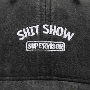 Gewaschene schwarze Baseballkappe mit weißem SHIT SHOW SUPERVISOR Stick im Vintage-Stil