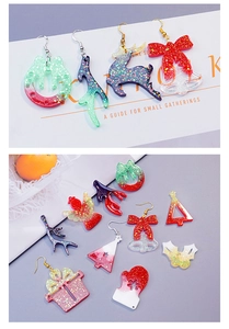 Vue détaillée de boucles d'oreilles de Noël en résine colorée aux formes festives