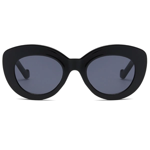 Classic black cat eye sunglasses for women in Y2K retro style with glossy frames