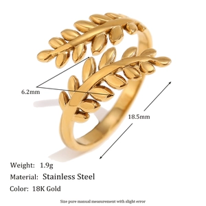 Detalle del anillo de hoja de acero inoxidable chapado en oro 18K con medidas