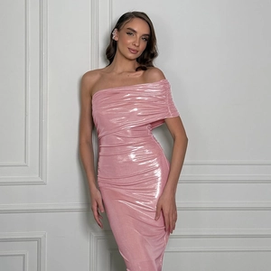 Dettaglio dell'abito metallico rosa con spalle scoperte e pieghe eleganti rifinite