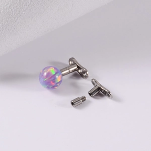 Détail de la tige d'extension en titane G23 avec perle opale violette et vis filetée