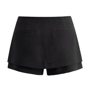 Dettaglio della gonna pantalone nera a trapezio con trama in tessuto strutturato