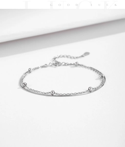 Dettaglio del bracciale in argento S925 con catena a serpente, perle e chiusura