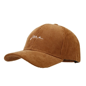 Casquette de baseball en velours côtelé marron avec broderie 'me' blanche sur fond neutre