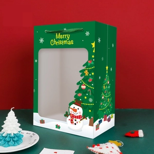 Grüne Weihnachtsgeschenktüte mit Fenster und festlichen Motiven wie Schneemann und Baum