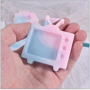 Dettaglio dello stampo in silicone a forma di TV retrò per fai-da-te con glitter sfumati