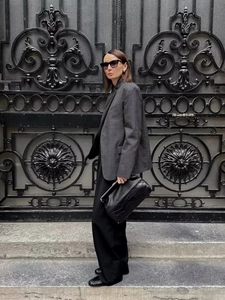 Scatto street style con blazer grigio a quadri e pantaloni neri a gamba larga