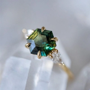 Elegant Women Gold Plated Copper Ring Hexagon Green Zircon Kite Side Stones Wedding Party Vintage Fashion Jewelry
