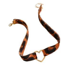 Dettaglio choker in velluto leopardato con anello a cuore dorato e catena regolabile