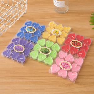 Dettaglio di candele tealight profumate a forma di cuore in set multicolore