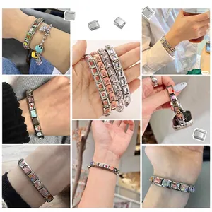 Makroansicht italienischer Modular-Charms mit Blumen- und Herzmustern für DIY-Armbänder