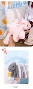 Détail de peluche lapin avec nœud à carreaux et texture douce et duveteuse en rose et gris
