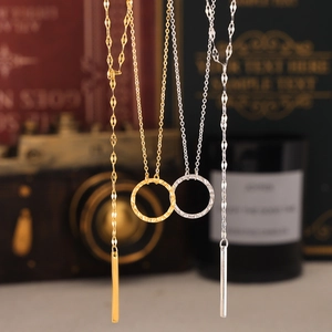 Y-förmige Halsketten in Gold und Silber mit geometrischem Kreisanhänger und Metallquaste