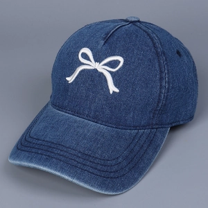 Detailansicht einer blauen Denim-Baseballkappe mit weißer Schleifenstickerei für Damen