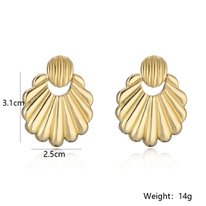 Detailed size specifications of golden shell earrings with vertical stripes and dimensions