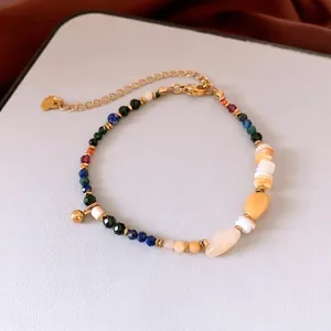 Bracelet ethnique en perles de pierre et coquillage avec breloque cœur doré et fermoir
