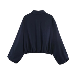 Vue arrière détaillée d'une veste courte bleu marine avec poignets et ourlet élastiques