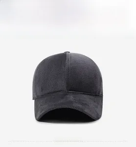 Dettaglio cappello in lana grigio scuro con trama a scacchi e distintivo in metallo