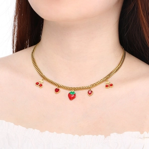 Goldene Halskette mit Erdbeeren und Kirschen Anhängern für Damen im Vintage Landhausstil
