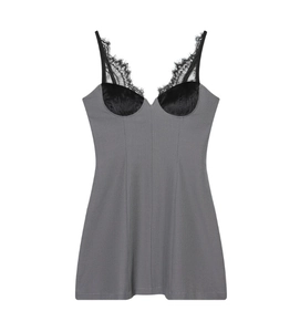 Dettaglio mini abito grigio a sottoveste con bordo in pizzo nero e inserto in raso