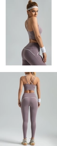 Détail du legging de yoga taille haute et brassière avec coutures blanches contrastées