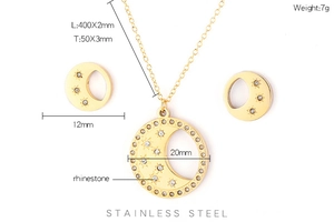 Détail d'un ensemble de bijoux lune et étoile en acier inoxydable avec strass