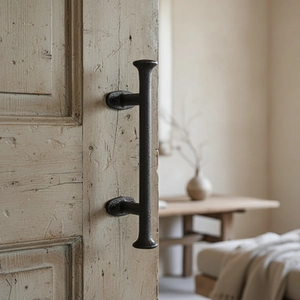 Poignée de porte rétro en fonte noir mat de style wabi-sabi pour portes de grange en bois