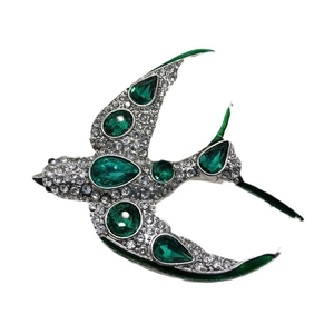 Broche hirondelle exquise avec pierres vertes et strass blancs sur finition argentée