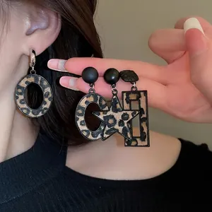 Boucles d'oreilles léopard géométriques avec tiges en argent, formes étoile et losange