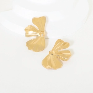Chic golden vintage flower earrings featuring a textured metallic petal design
