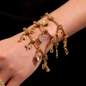Bracelet élégant en acier inoxydable plaqué or 18K avec breloques cœur et infini en zircon