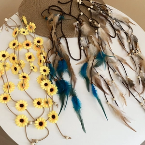 Detail eines böhmischen Feder-Stirnbandes mit Holzperlen und Sonnenblumen-Haarschmuck