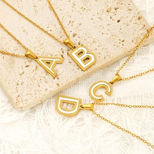 Damen 18K Vergoldet Titanstahl Alphabet Buchstabe Anhänger Halskette Weißer Muschel Milgrain Rand Minimalistische Mode