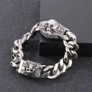 Détail macro du bracelet punk vintage pour homme avec gravure de crâne rétro