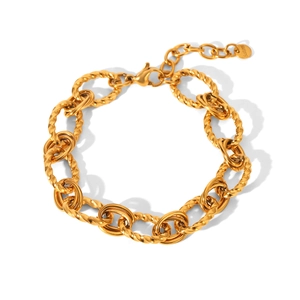 Dettaglio del bracciale a catena a fune in acciaio inossidabile dorato con chiusura