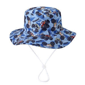 Cappello a secchiello azzurro per bambini con stampa di monster truck e laccetto regolabile