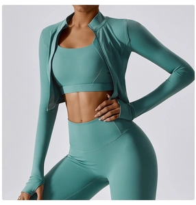 Dettaglio completo set yoga color petrolio con giacca a zip e leggings elasticizzati