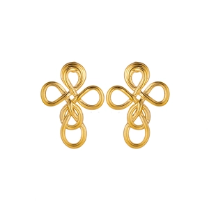 Dettaglio degli orecchini in acciaio inossidabile dorato 14K con nodo dell'infinito