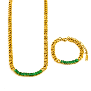 Parure de bijoux élégante en chaîne gourmette dorée avec pendentifs zircon émeraude