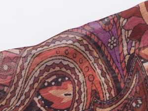 Détail du motif paisley bohème sur le tissu en mousseline légère d'une robe longue
