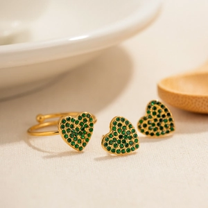 Dettagli del set di gioielli a cuore dorato con strass verdi brillanti e rifiniture